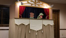 Alligator puppet in puppet stage