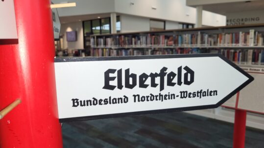 A single directional sign to the German town of Elberfeld