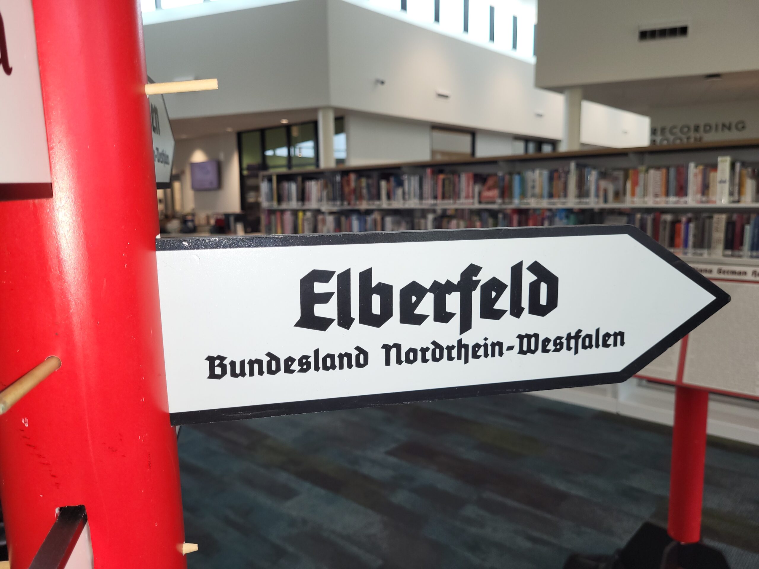 A single directional sign to the German town of Elberfeld